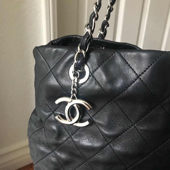 SOLD!Authentic Chanel Large Quilted Lambskin Tote - Picture 2 of 8